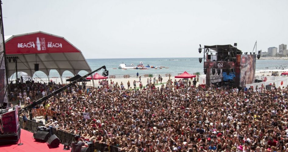 UNAS 3.000 PERSONAS EN EL 'COCA-COLA MUSIC EXPERIENCE ON THE BEACH'