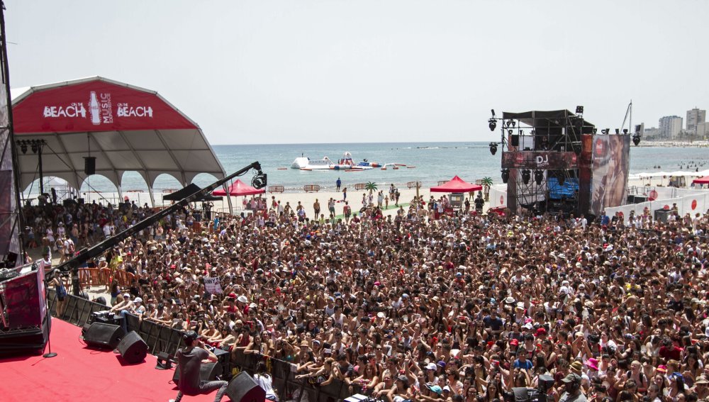 UNAS 3.000 PERSONAS EN EL 'COCA-COLA MUSIC EXPERIENCE ON THE BEACH'